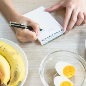 Hacer reemplazos de alimentos es mucho más eficiente para adelgazar que hacer dietas
